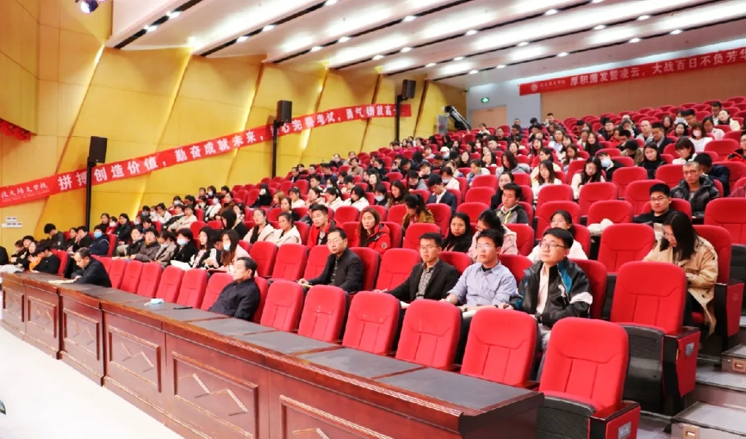 聊城北大培文学校召开关于落实规范化办学八项规定的专题会议